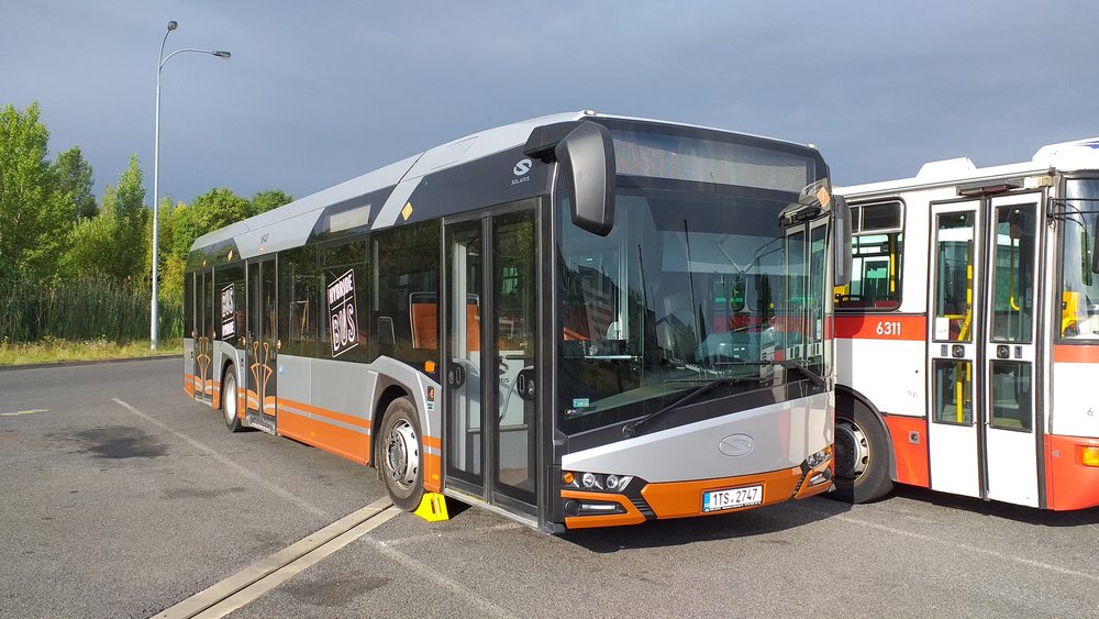 Solaris Urbino 12 Hybrid v hostivařských garážích. (foto: Šimon Hořický)