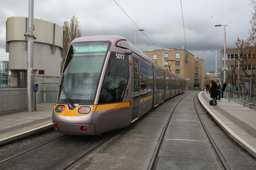 Doposud měly nejdelší tramvaje v Dublinu délku 43 m. Šlo o vozy Alstom Citadis 402, který vidíme i na této fotografii. Nejnovější tramvaje však budou ještě o více než 11 m delší. (zdroj: Wikipedia.org)