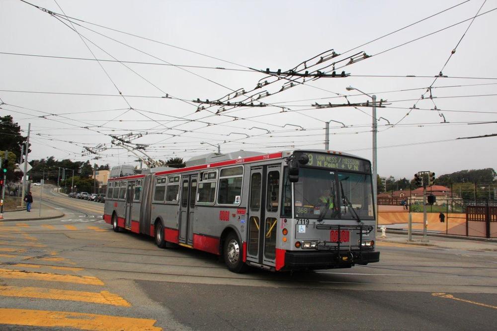 Trolejbus 15 TrSF na fotografii z roku 2012 v ulicích San Franciska. (foto: Mattis Schindler)