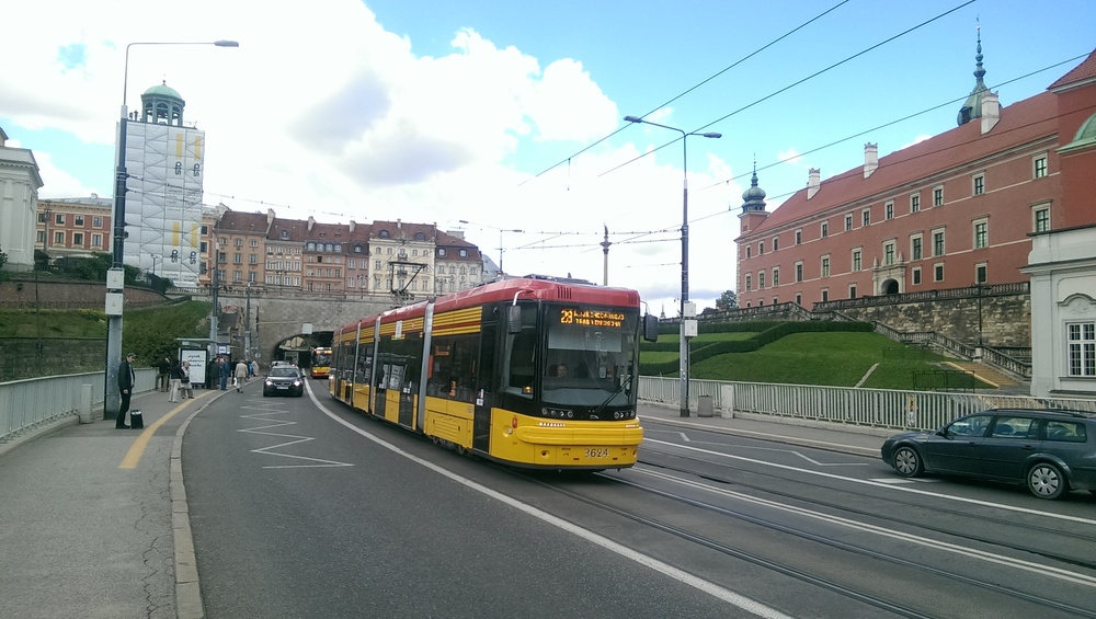 PESA JAZZ v ulicích Varšavy. Celkem odebrala metropole Polska 85 vozů, kvůli protahujícím se zkouškám však nebyly všechny do konce roku 2015 předány tak, jak původně stanovila smlouva. (foto: Ing. Jan Fedor)