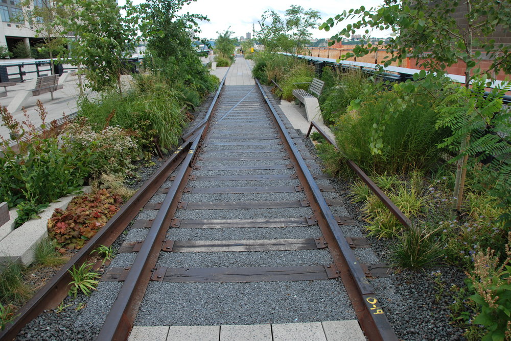 Na řadě míst byly do parku zakomponovány koleje. Zde slouží díky zvolené výplni mezi pražci jako standardní chodník. (foto: Libor Hinčica)