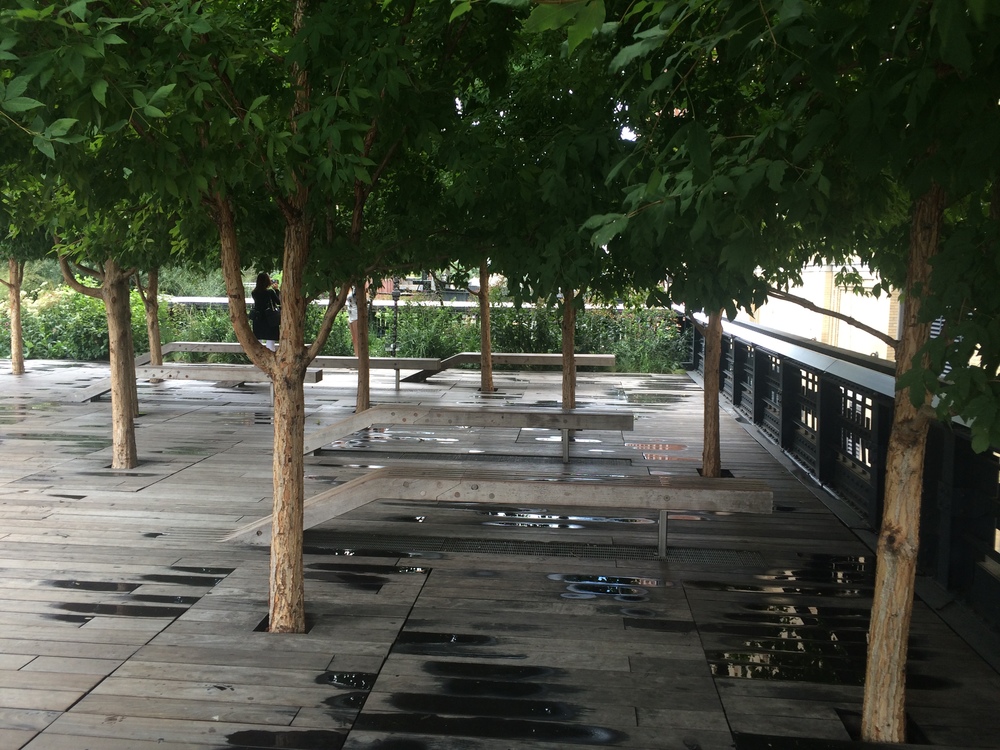 Rozšířené prostory nadzemních konstrukcí jsou použity například jako malá náměstíčka. Samozřejmě plná zeleně. (foto: Libor Hinčica)