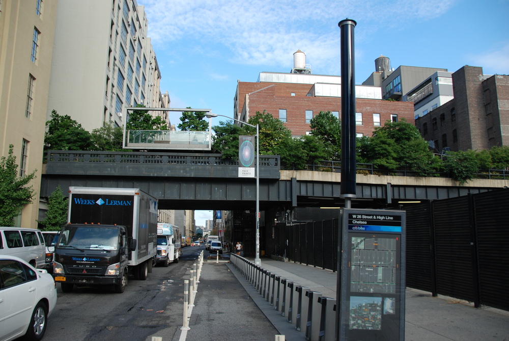 Stromy nad ulicí 23 St na Manhattanu. Nad mostovkou je dobře patrné jedno z vyvýšených posezení, na němž se mohou lidé posadit a pozorovat dění v ulici pod nimi. (foto: Libor Hinčica)