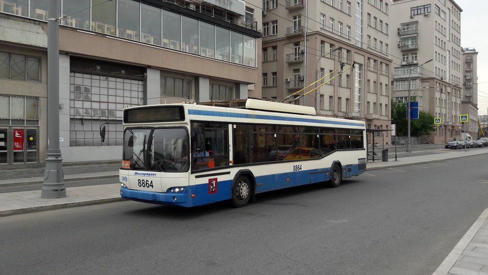 Tři trolejbusy na konečné Kinoteatr 