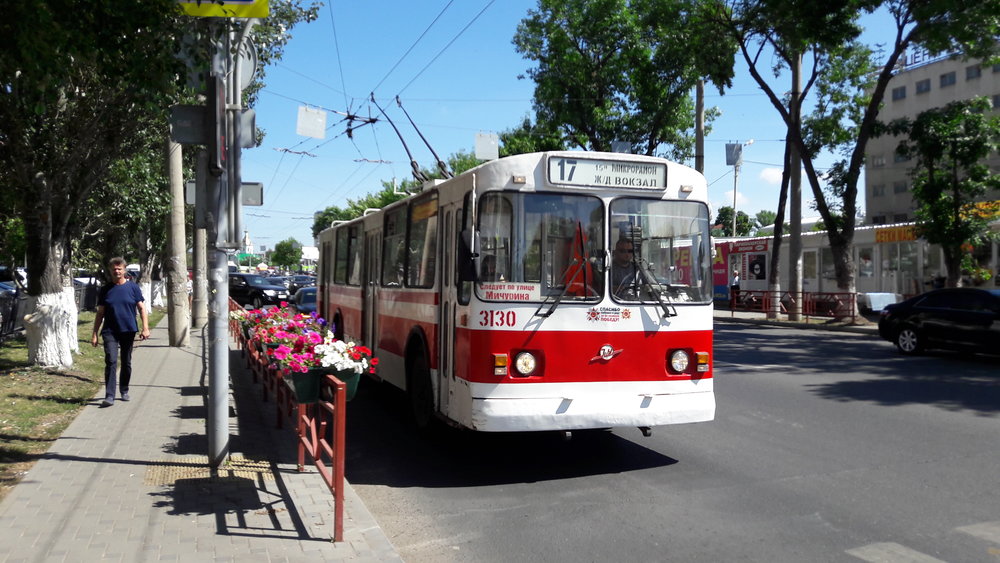  V ulicích Samary zatím přetrvávají starší modely trolejbusů.&nbsp; 