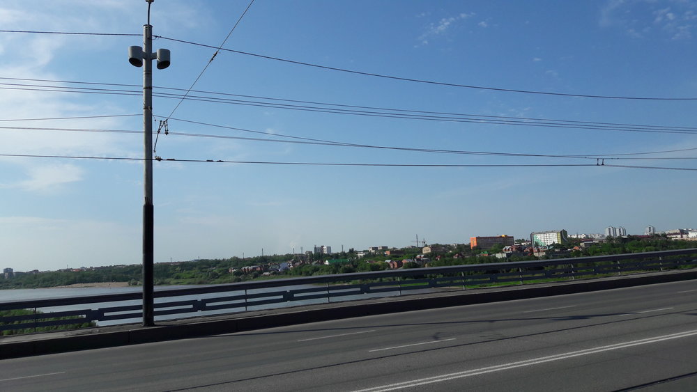 Po tomto mostě imeni 60-letija VLKSM jezdí mezi pravým a levým břehem řeky Irtyš trolejbusy a kdysi na něm jezdily i tramvaje. Už nejezdí...&nbsp;(pohled na sever).&nbsp; 