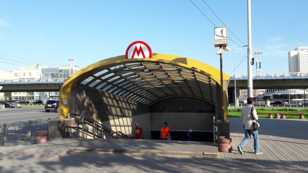  Jediná stanice metra na pravém břehu nesoucí jméno Biblioteka im. Puškina podle nedaleké knihovny si na otevření ještě počká. Dne 2. září 2011 alespoň byla pro pěší otevřena její část, která slouží jako podchod pod rušnou silnicí.&nbsp; 