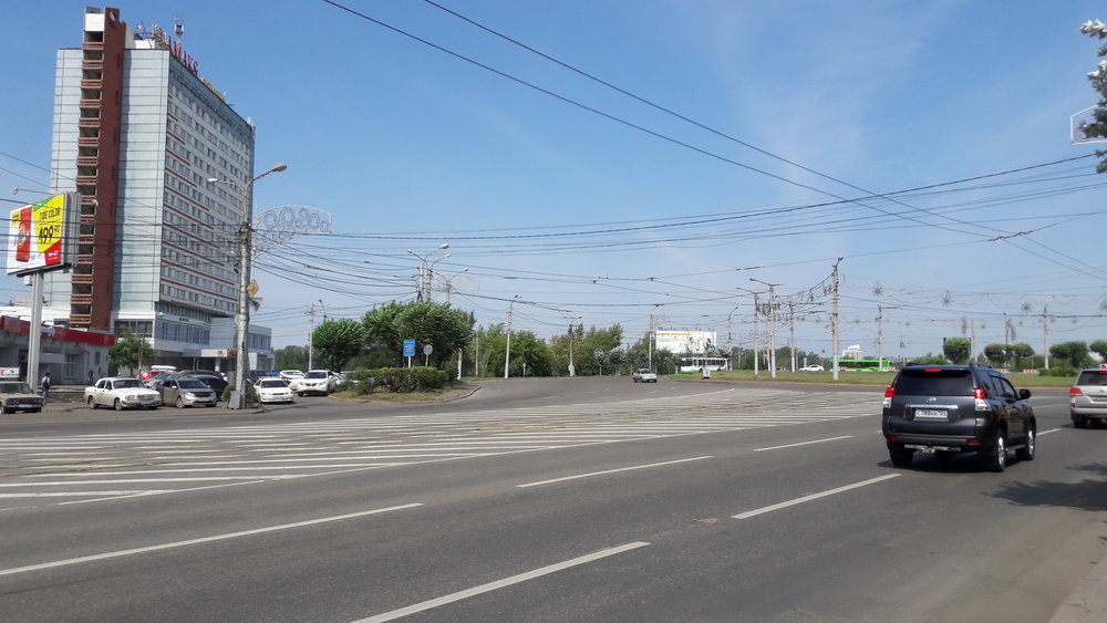  Predmostnaja ploščaď na pravém břehu města (na dalších 4 snímcích rovněž). Povšimněte si nejen tramvaje převážející štěrk, ale i trolejbusových trolejí, které zůstaly odstřihnuté od zbytku sítě.&nbsp; 