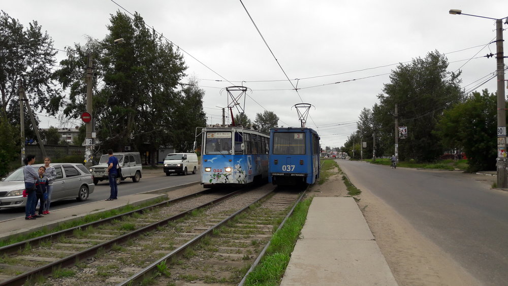  Zastávka Privokzal'nyj, kde dříve tramvaje končily. V dáli je vlakové nádraží.&nbsp; 