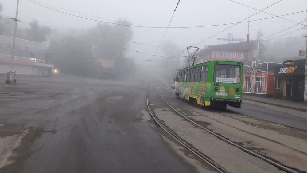  Tramvaj v ranní mlze u vlakového nádraží. 