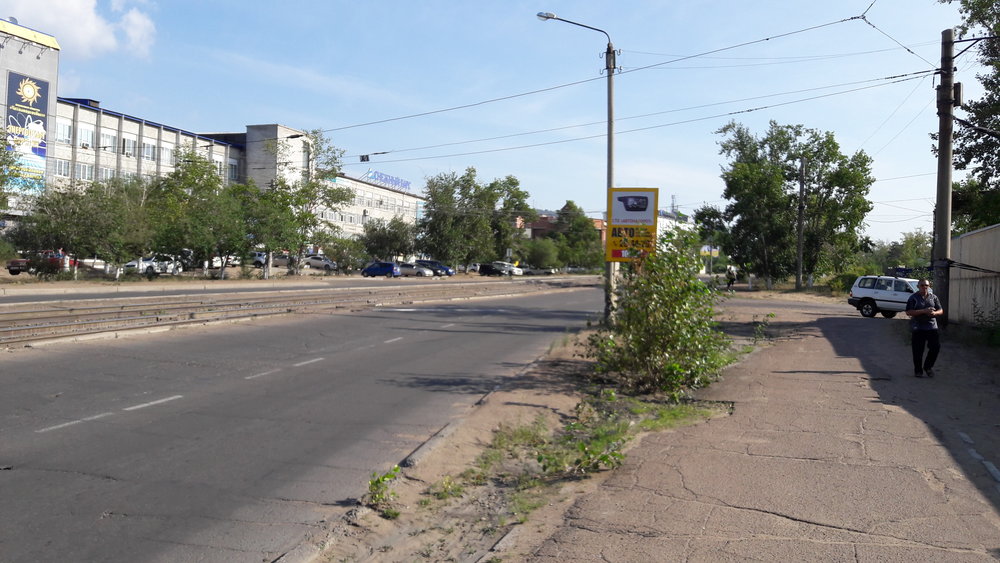  Vozovna: pohled na jih. Původní vjezd vpravo zrušen, další za zády fotografa o pár desítek metrů dále.&nbsp; 