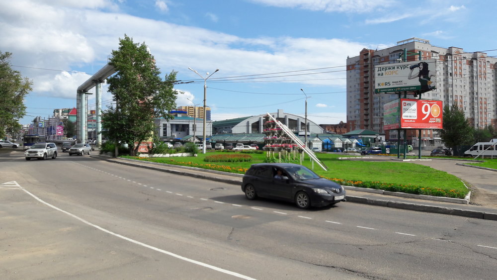  Při tomto oválném objezdu u centrálního tržiště&nbsp;se nachází stopa navíc pro obrat trolejbusů. Dnes je tam ovšem nácestná smyčka nevyužitá. 