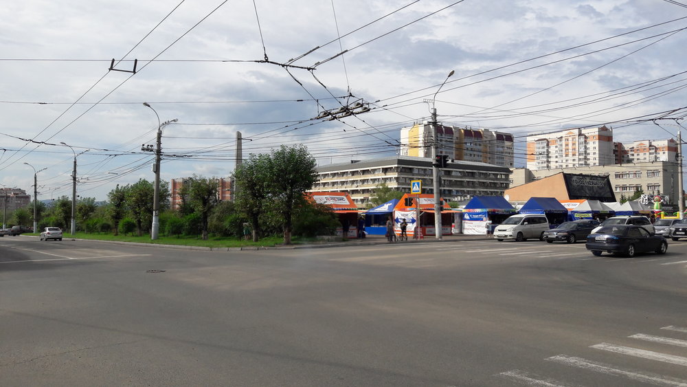  Vpravo odbočuje trať směrem k centrálnímu tržišti, vlevo pokračuje na konečnou TRZ. 