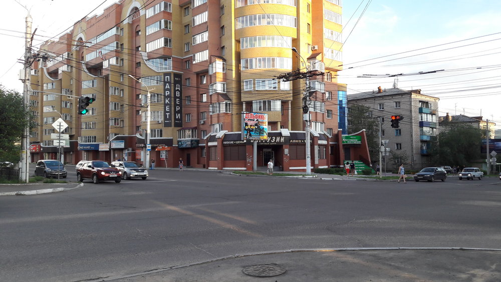  Ulice Lenina v místě, kde odbočují linky č. 3 a 6 doleva, aby se dostaly na konečnou Sosnovyj bor.&nbsp; 