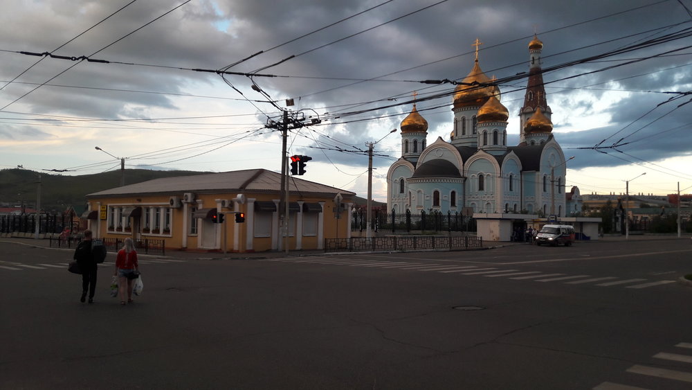  Rozvětvení nedaleko nádraží: vpravo směřuje trať na ulici Amurská (před chrámem), vlevo pokračuje k nádraží (za chrámem).&nbsp; 