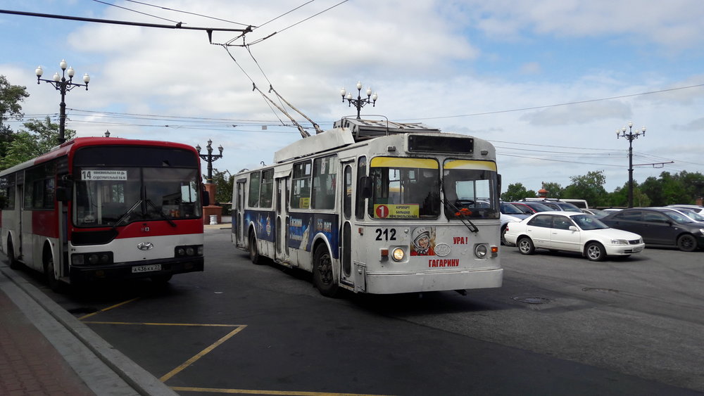Trolejbus na Komsomolském náměstí. 