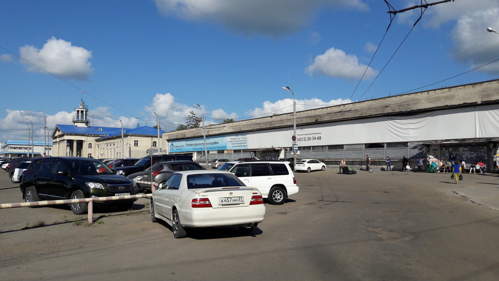  Konečná Aeroport – pohled od výstupní zastávky směrem k nástupní.&nbsp; 