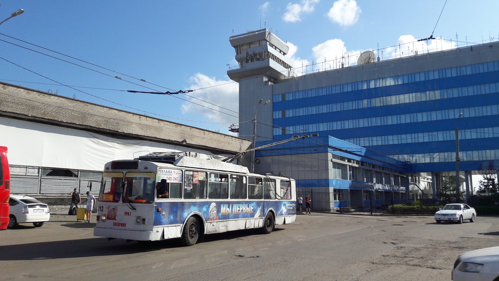  Konečná Aeroport – nástupní zástavka (po projetí obloukem). 