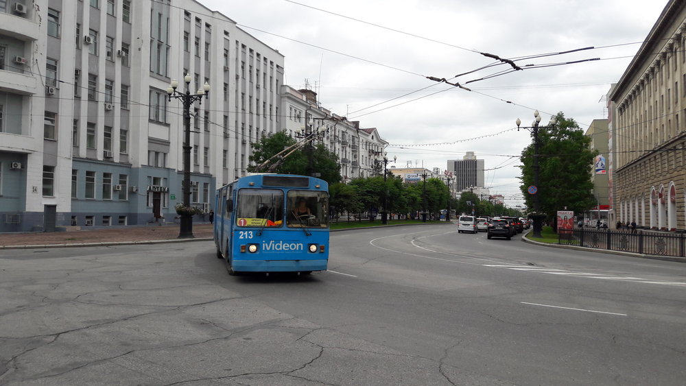  Tento a další snímky zachycují trolejbusy u náměstí Lenina.&nbsp; 
