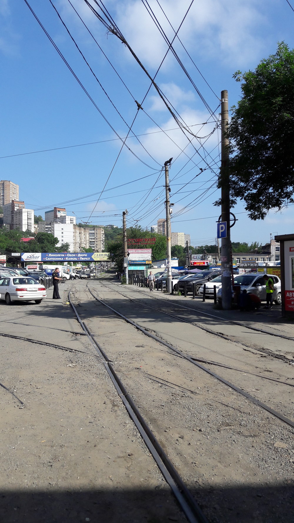  U zastávky Lugovaja, kde byla v minulosti také smyčka (dnes mají přednost automobily). 