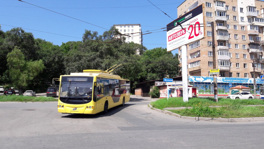  Jeden ze tří pořízených vozů BM3-5298.01 na smyčce Avtovokzal (ev. č. 257, r. v. 2012). Další dva stojí ve vozovně, první, ev. č. 256, od loňského roku (r. v. 2012), druhý, ev. č. 258, (r. v. 2016) také, přičemž do provozu z cestujícími ani po 9 měsících od svého dodání vůbec nezasáhl. Výrobcem trolejbusů&nbsp;je ruský podnik Trans-Al'fa.&nbsp; 