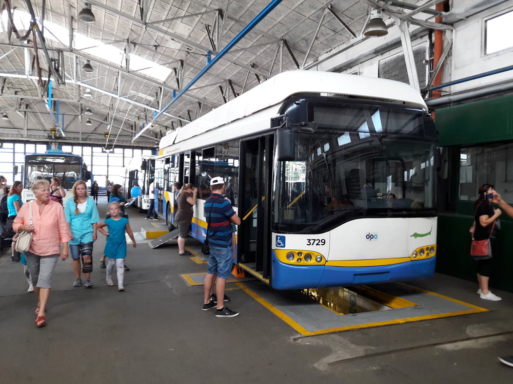 Návštěvníci oslav si mohli prohlédnout všechny typy trolejbusů, od starších až po ty nové. (foto: Vít Hinčica)