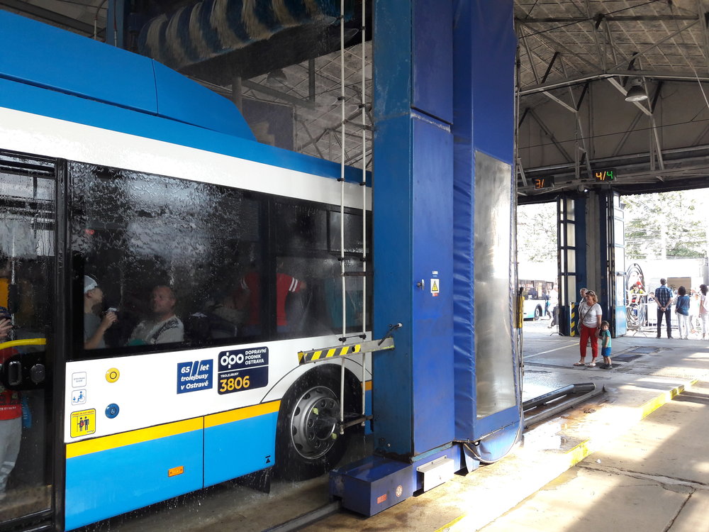 Každou hodinou byl návštěvníkům vozovny nabízen průjezd myčkou. Obsazenost rozhodně nízká nebyla. (foto: -vh-)