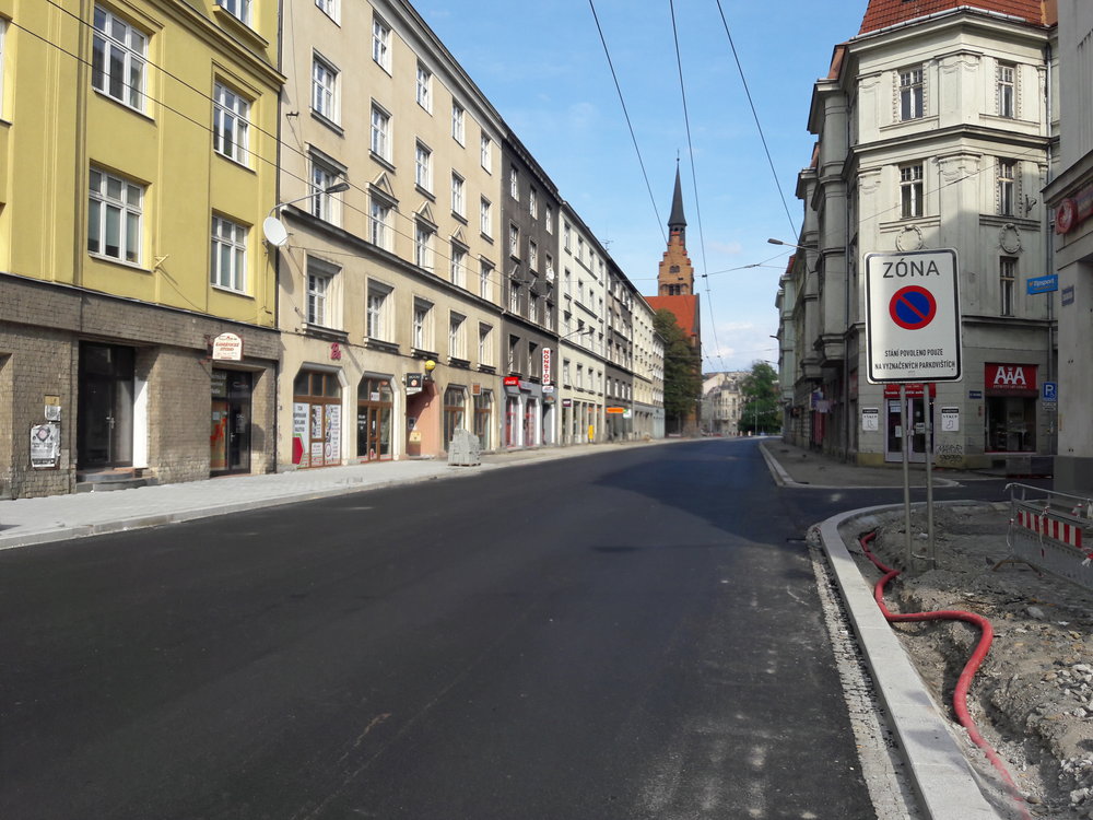 Právě dokončovaná rekonstrukce ulice Českobratrská jako by z oka vypadla nedávno rekonstruované ulici Nádražní a také mnoha jiným projektům, které byly a jsou dosud po celém městě realizovány. Je tedy na ulicích pokrytých asfaltem a zámkovou dlažbou a nezřídka lemovaných nevkusnou reklamou trolejové vedení opravdu tím, co by mohlo případně vadit? (foto: -vh-)