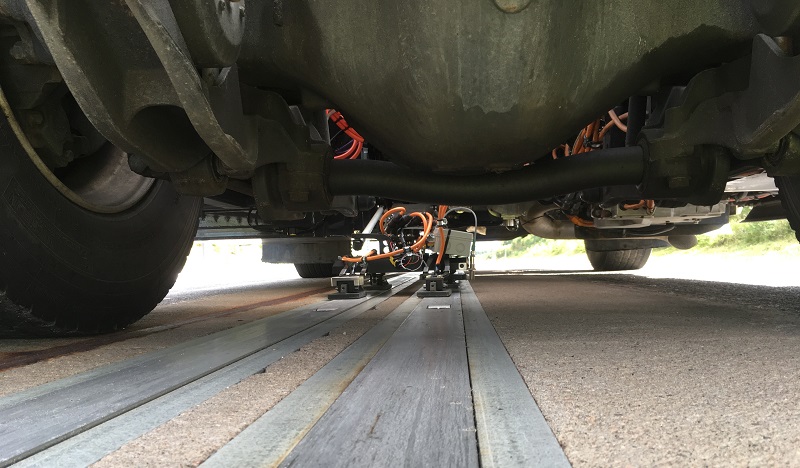 Systém APS použitý ve formě dvou kolejnic pro napájení nákladního automobilu. (foto: Alstom)