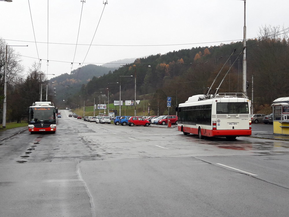 Dva trolejbusy na konečné Rooseveltova nemocnica v chladném nedělním dopoledni.