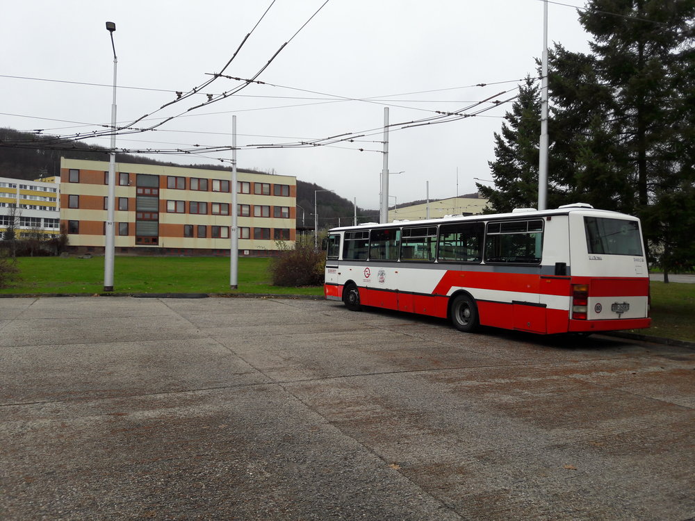 A zde již zadní pohled na hlavní budovu Dopravného podniku mesta Banská Bystrica. Autobus na snímku vypomáhá v případě problémů na trati. Jde o jeden z posledních dvou vozů Karosa B 932, které má dopravce k dispozici. Vůz by vyroben v roce 2001.