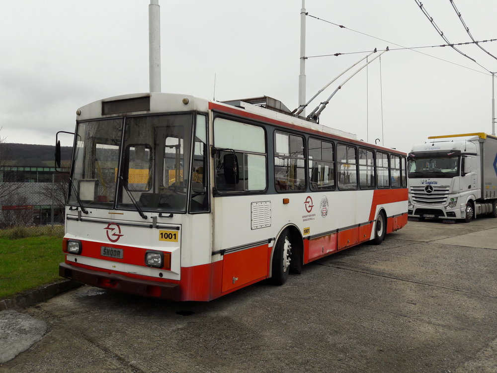 Vůz ev. č. 1001 skončil lépe, slouží totiž jako autoškola. Jedná se o nejstarší vůz 14 Tr, který ve městě jezdil. Třeba se jednou zachová jako historické vozidlo.