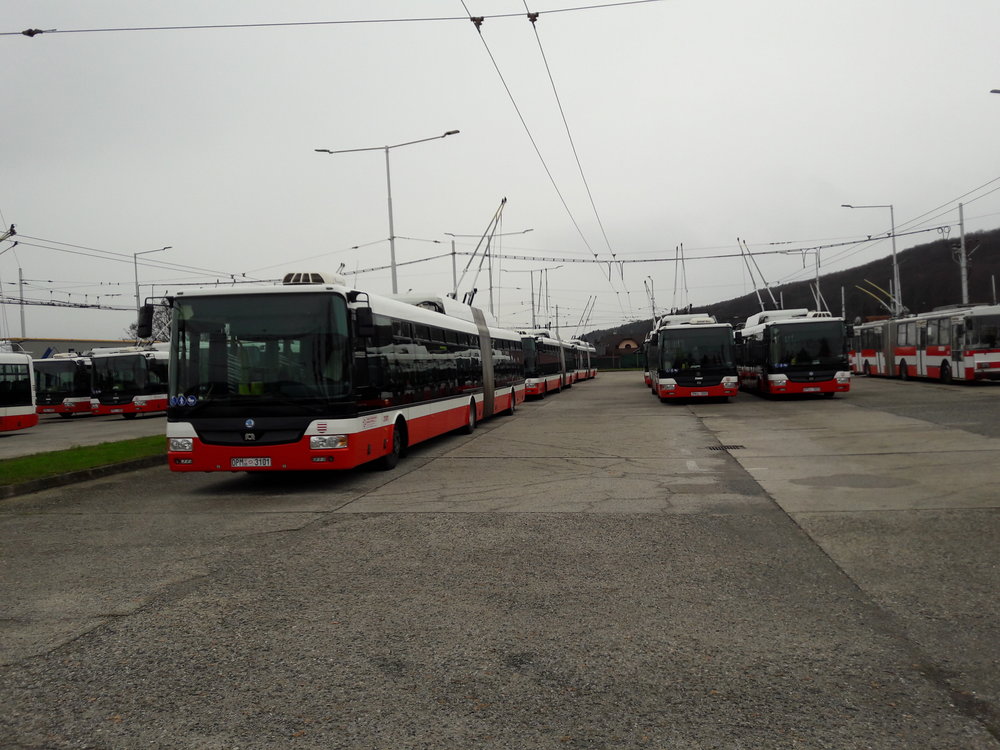 Kloubové trolejbusy Škoda 31 Tr (s karoserií SOR) má dopravce pouze tři. Všechny jsou na tomto snímku.