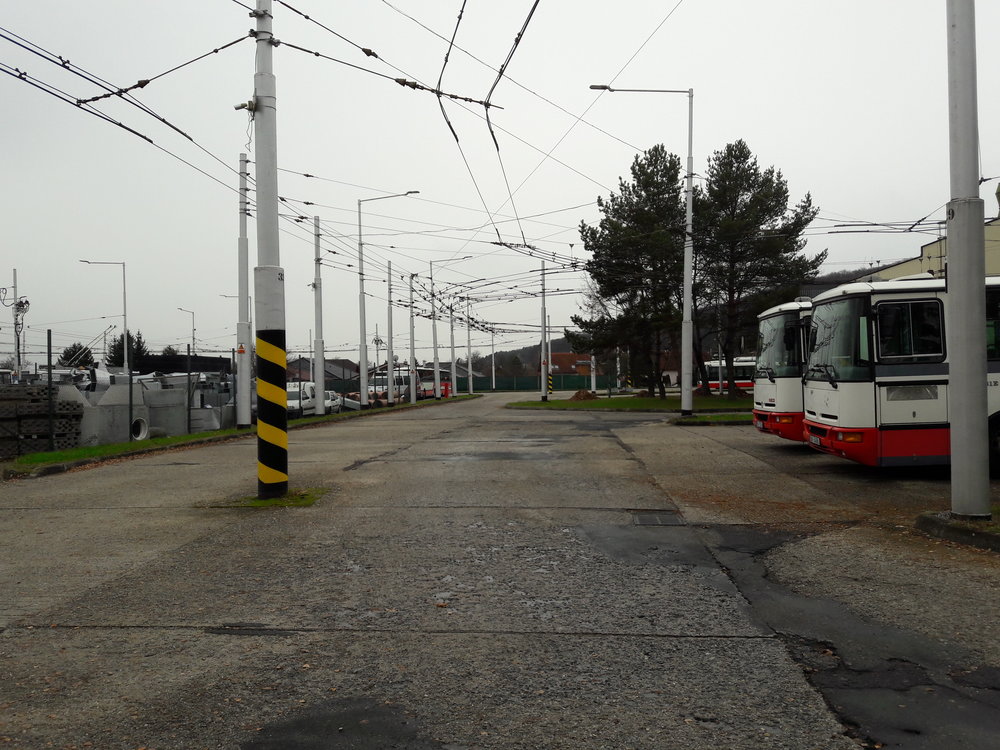 Vpravo vzadu dva nové trolejbusy.