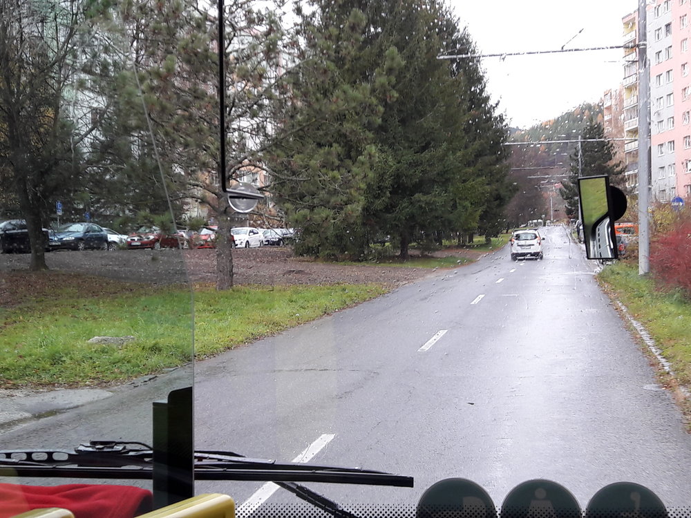 Cestování trolejbusem po ulicích Banské Bystrice má své kouzlo. Zde jednostopá trať po ulici Tulská (na snímku).