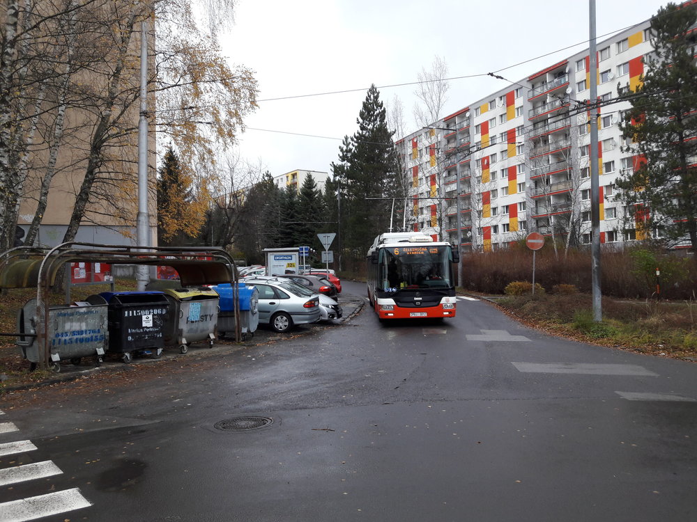 Trolejbus vyjíždí ze zastávky Moskovská.
