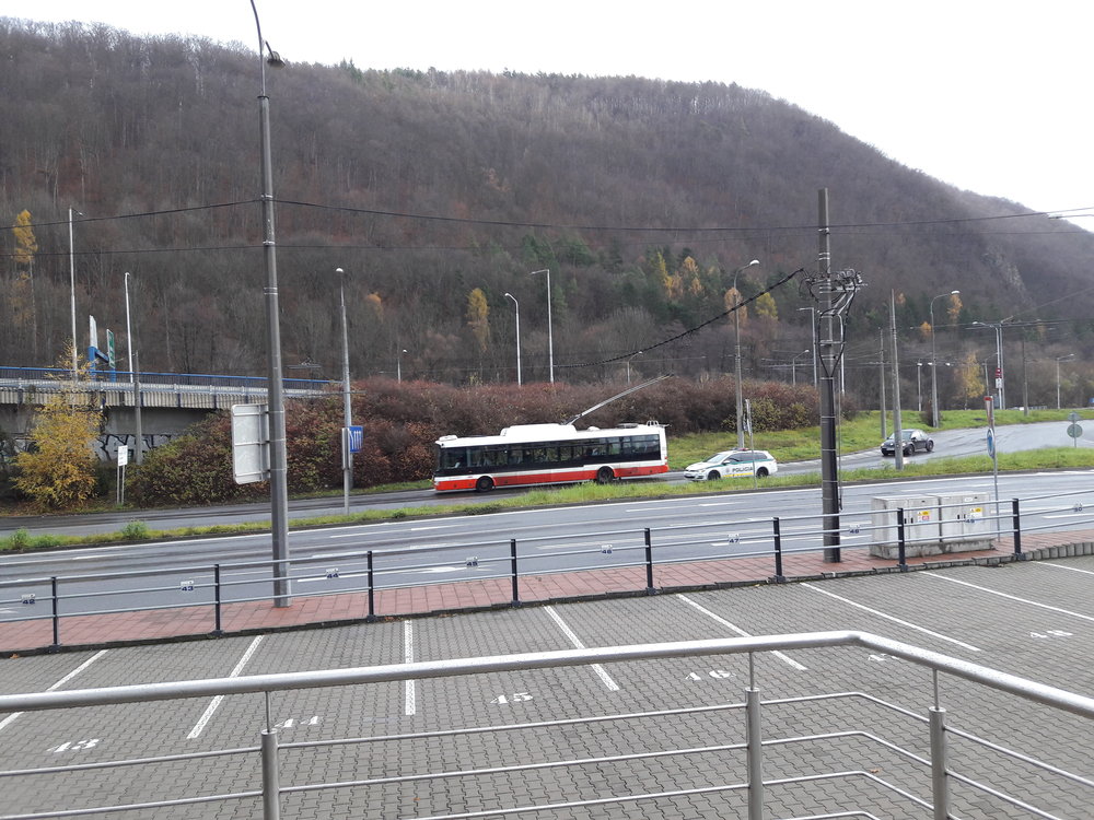 Trolejbus uhání po Štefánikově nábřeží směrem k nádraží.
