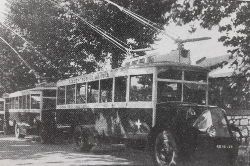 Vozy O.T.S.C. se seřadily dne 10. října 1930 podél třídy Avenue de la Boisse ve městě Chambéry. (foto: VETRA / archiv G. Mullera)