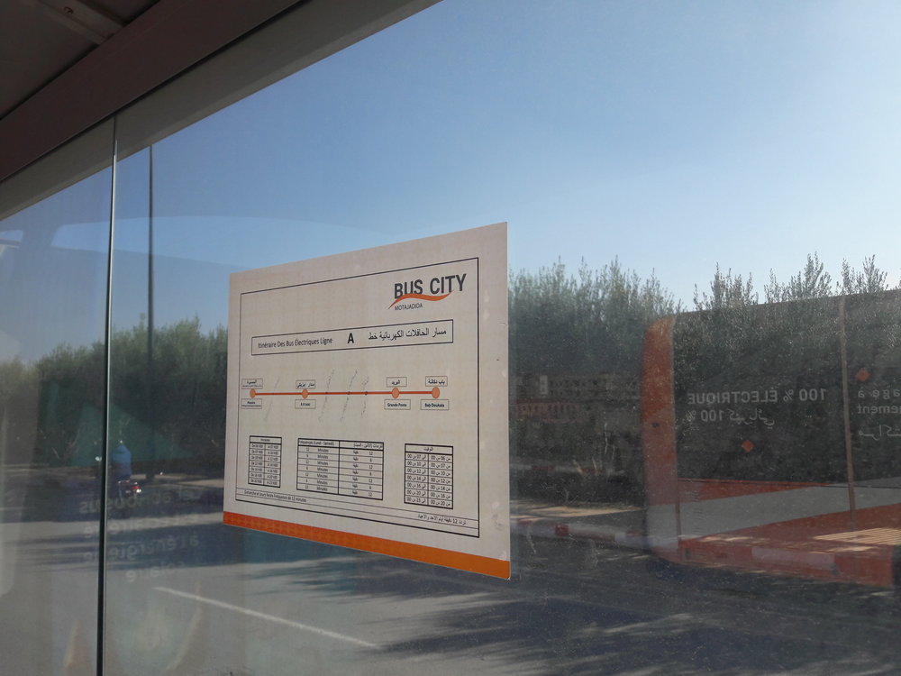 Jízdní řád. Na koncových zastávkách je přítomen i zaměstnanec Alsy, který kontroluje jeho dodržování.