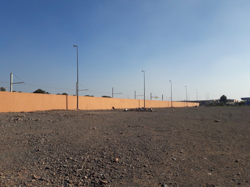 Pohled na oplocený areál vozovny trolejbusů. Pouze tam se momentálně vozidla nabíjejí, a to na krátké stopě, která je na snímku dobře viditelná. (foto: Vít Hinčica)