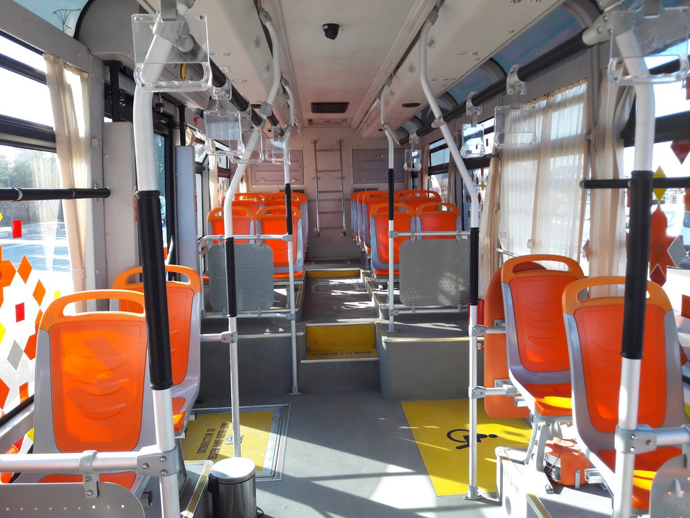 Interiér. Všimněte si zadního žebříku, který vede na střechu. 