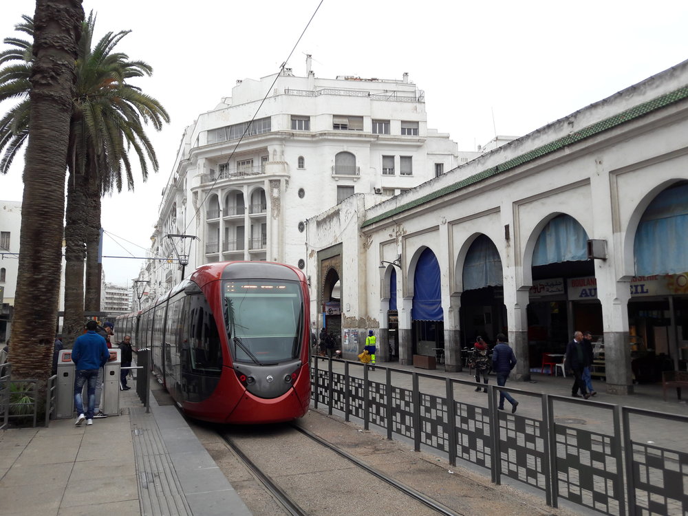 Tramvaj v Casablance u místního tržiště. (foto: Vít Hinčica)