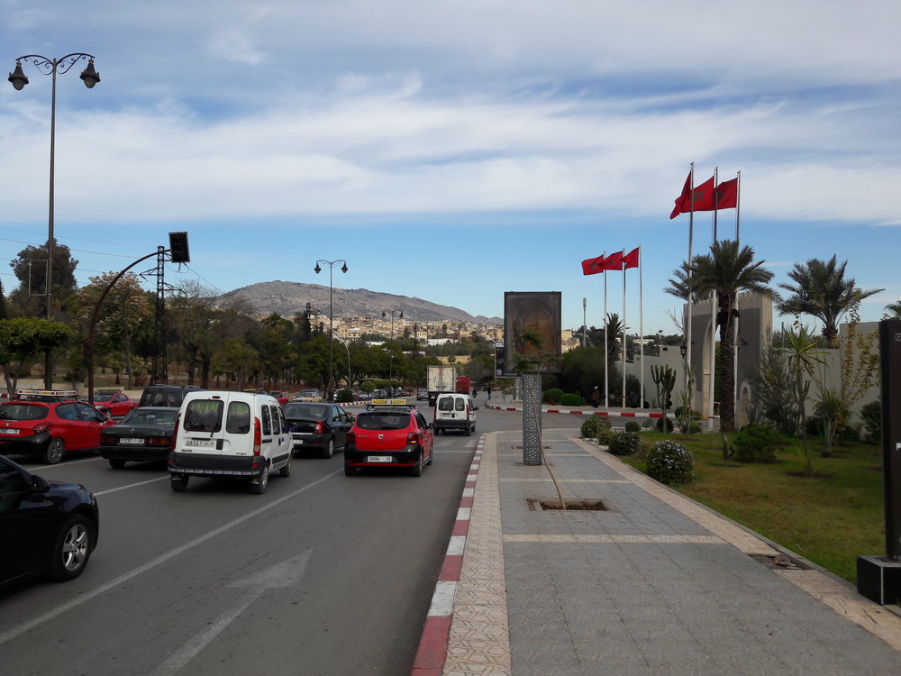 Městu Fás vládnou automobily. Pohled z nové, už tak nemalé části města směrem ke staré, která se táhne dále v levém směru za stromy do kopce. 