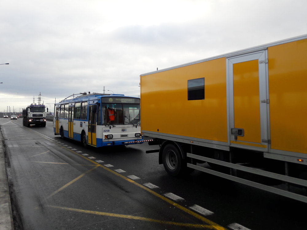 Dne 18. 1. 2018 se uskutečnilo přetahování jednoho z posledních vozů typu 14 Tr, a to ev. č. 3258. Na snímku pořízeném krátce po čtvrt na deset dopoledne jej vidíme na Svinovských mostech ve směru do dílen Martinov. (foto: Vít Hinčica)