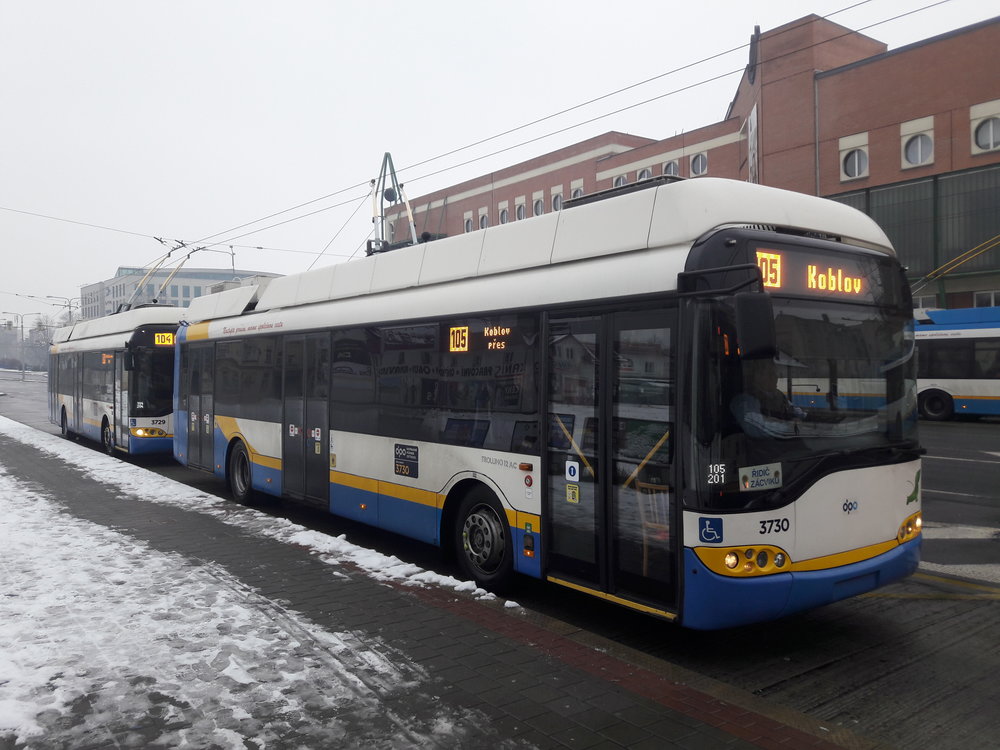 Linka 105 má velkou budoucnost, prohlásil ředitel DPO. Pokud ovšem nebude okruh kolem centra zatrolejován zcela, pak si na něm například tyto trolejbusy neškrtnou. (foto z 21. 1. 2018).