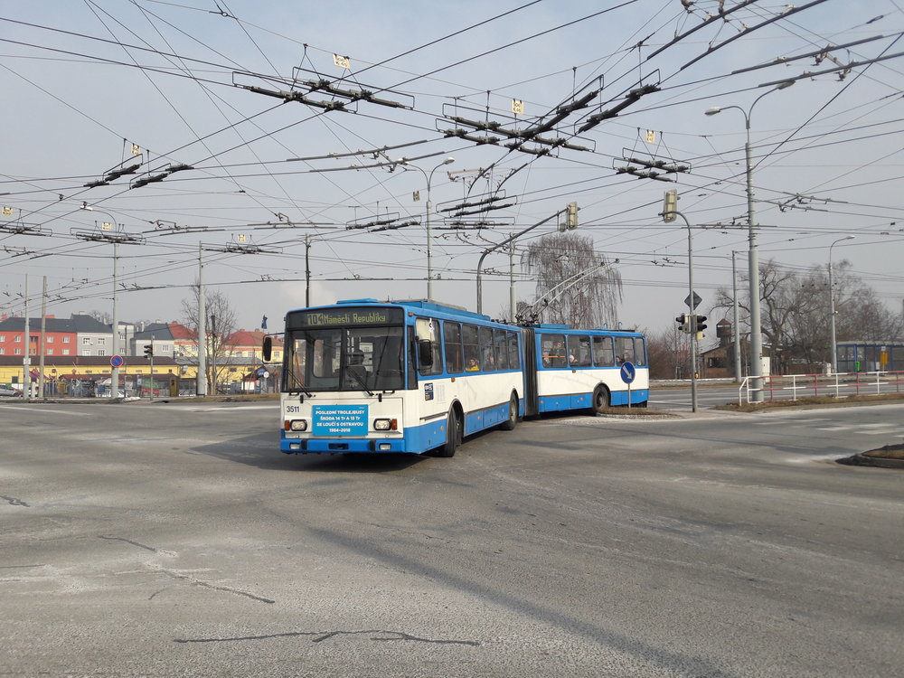 Trolejbus v dopoledních hodinách na křižovatce u zastávky Českobratrská. (foto: Vít Hinčica)