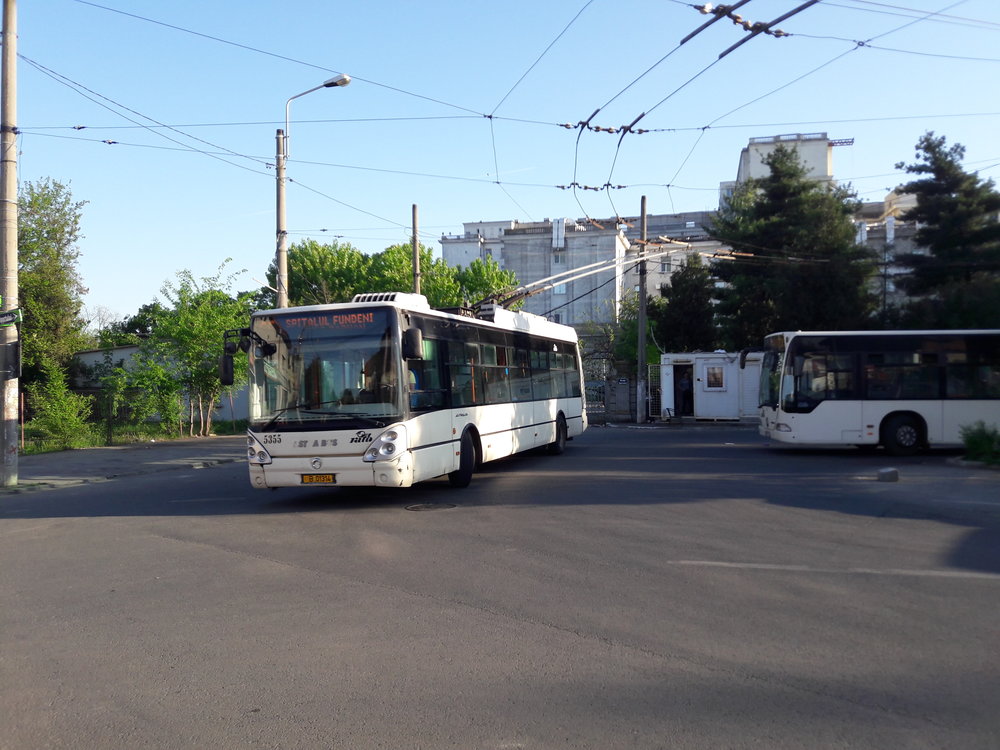 Tentýž trolejbus na třech snímcích... 