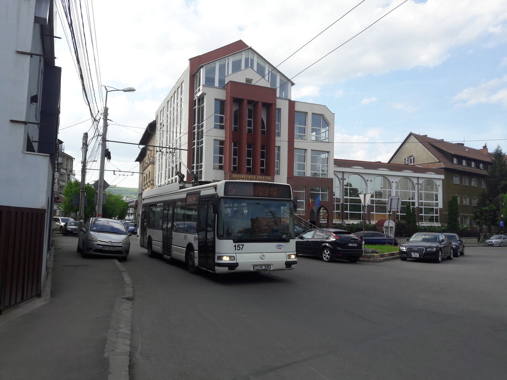  Trolejbus nedaleko vlakového nádraží.  