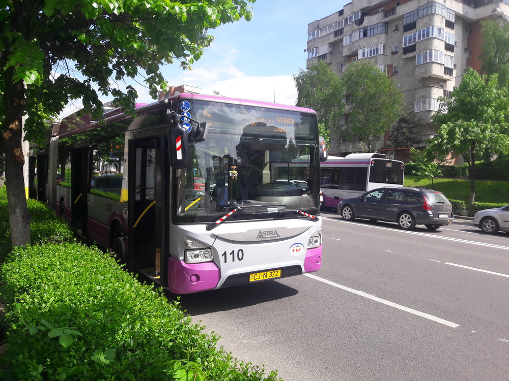  Trolejbus Astra Town 118 v západní části vykázal problém s výzbrojí, a tak při čekání na svou opravu odpočívá pod korunami stromů (27. 4. 2018). 