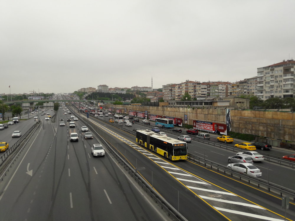Istanbulská BRT linka by byla na elektrickou trakci zralá, nicméně dráty už asi nezvítězí. (foto: Vít Hinčica)